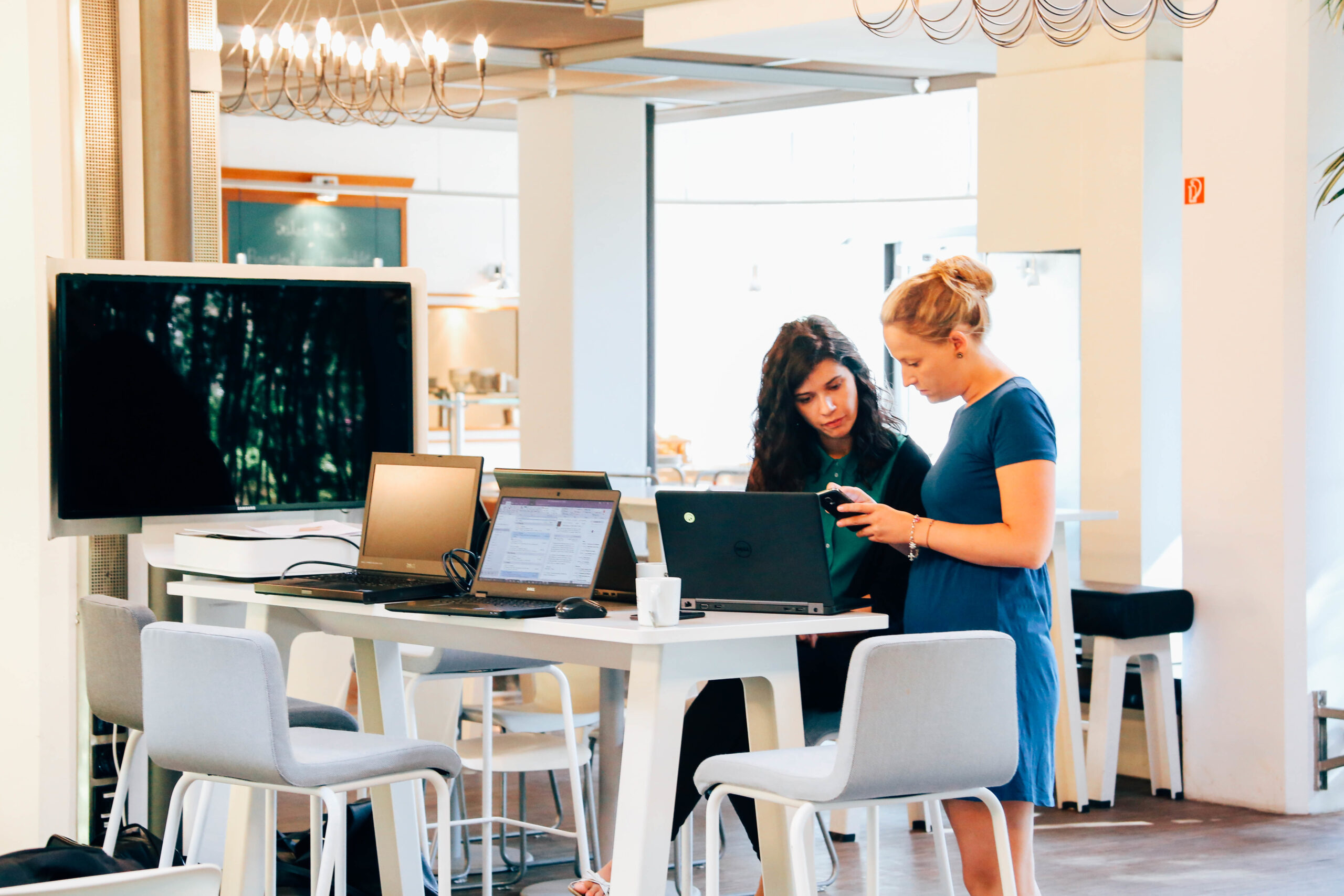 Startup Genome, women working in office